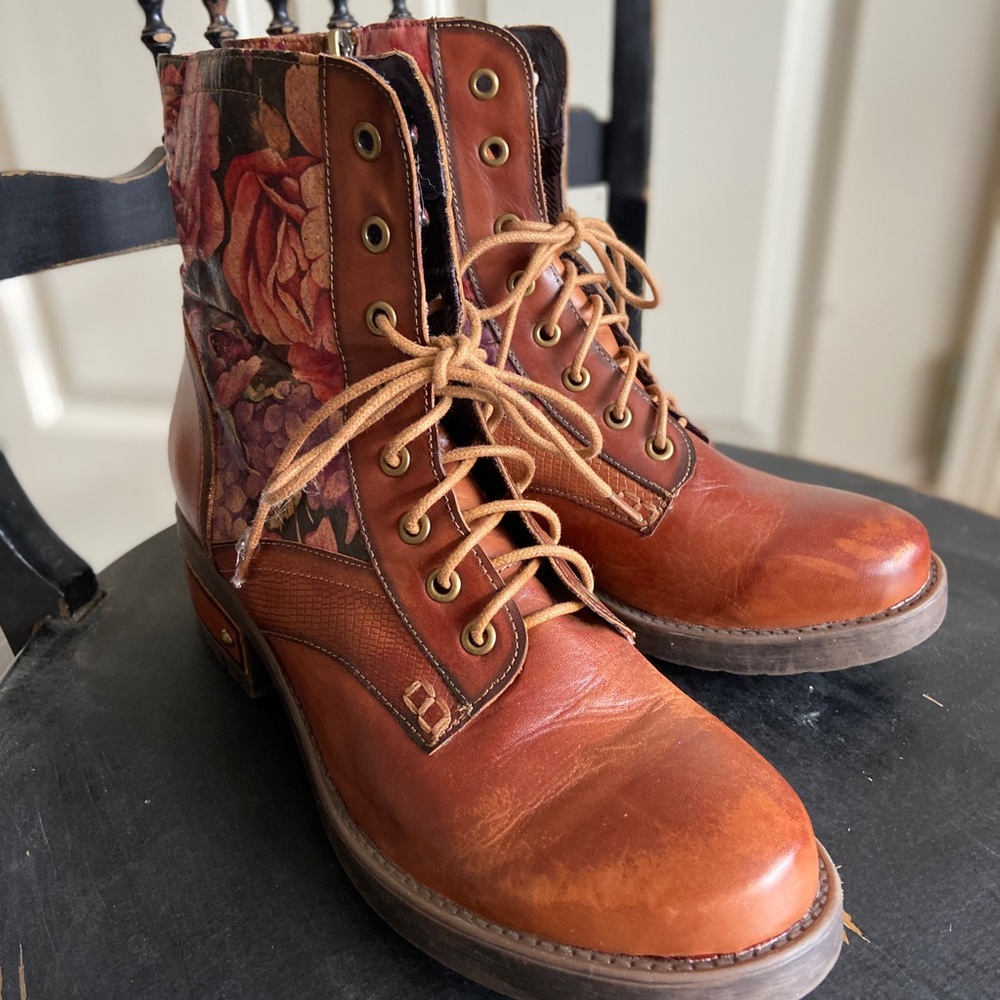 L’Artiste lace-up boot size 41 (9.5-10)